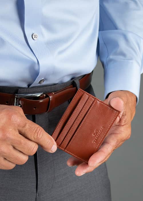 Man holding the Sergio card case